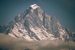 Ein allgemeiner Bergblick oder ein Berglick von der Lodge aus