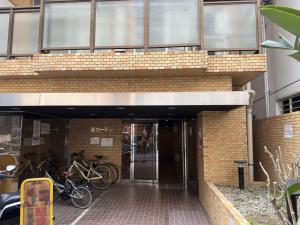 a building with bikes parked outside of it at 位于新桥的2卧室公寓 in Tokyo