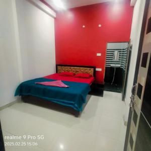 Rúm í herbergi á Krishna guest House luxury stay in Ayodhya