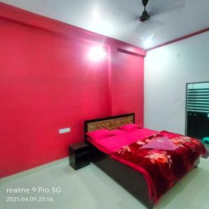 Rúm í herbergi á Krishna guest House luxury stay in Ayodhya