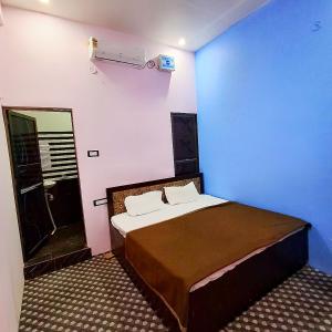 Rúm í herbergi á Krishna guest House luxury stay in Ayodhya