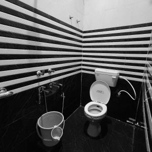 Baðherbergi á Krishna guest House luxury stay in Ayodhya