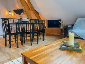 布鲁瓦Duplex Élégant et Lumineux avec vue sur le château的带桌椅和沙发的客厅