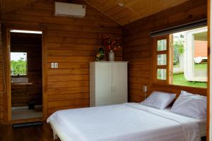 Postel nebo postele na pokoji v ubytování Healing Space Bungallow Bao Loc