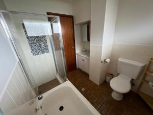 Un baño de Troobloo Townhouse in heart of Glenelg 10 fotos más