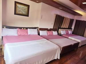 Katil atau katil-katil dalam bilik di Queen Isabel Staycation & Venue