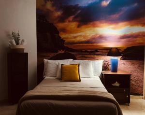 een slaapkamer met een bed met een schilderij aan de muur bij Lofts #9 & #6 Surf EcoVilla Playa El Sunzal in El Sunzal +60 foto's