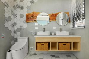 Un baño de 河海之間 Between River and Sea
