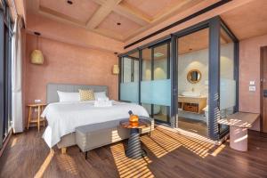 Un dormitorio con una cama grande y un baño. en 河海之間 Between River and Sea, en Wujie