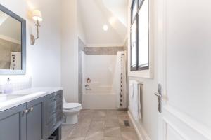 Bilik mandi di Chateau Calcaire Carriage House +11 gambar