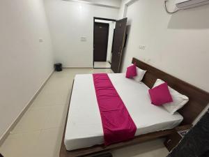 Postel nebo postele na pokoji v ubytování Hotel Shree Radhe Laxmi