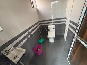 Koupelna v ubytování Hotel Shree Radhe Laxmi