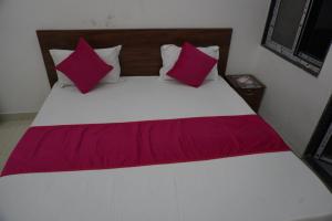 Postel nebo postele na pokoji v ubytování Hotel Shree Radhe Laxmi