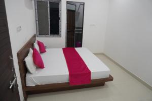 Postel nebo postele na pokoji v ubytování Hotel Shree Radhe Laxmi