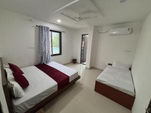 Postel nebo postele na pokoji v ubytování Hotel Shree Radhe Laxmi