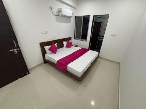 Postel nebo postele na pokoji v ubytování Hotel Shree Radhe Laxmi