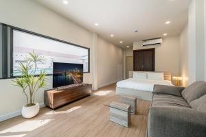 una camera da letto con un letto e una grande finestra di Home by CR Concept in Center City ad Ho Chi Minh