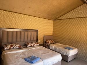 Postel nebo postele na pokoji v ubytování Wadi Rum Desert Secret Camp
