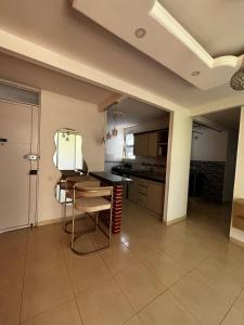Μια τηλεόραση ή/και κέντρο ψυχαγωγίας στο APARTAMENTO 4 PERSONAS - 1 AIRE ACONDICIONADO - Apartir de 3 noches - PAGAR UNA NOCHE POR ADELANTADO PARA CONFIRMAR RESERVA