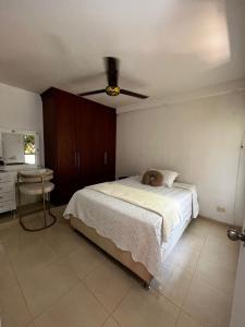 Ένα ή περισσότερα κρεβάτια σε δωμάτιο στο APARTAMENTO 4 PERSONAS - 1 AIRE ACONDICIONADO - Apartir de 3 noches - PAGAR UNA NOCHE POR ADELANTADO PARA CONFIRMAR RESERVA