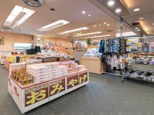 Supermarket nebo jiné obchody v  ryokanu nebo okolí