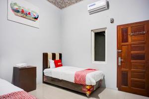 Pulauberayan DadapDancenter Pancing Near Universitas Negeri Medan UNIMED Formerly Nadira Homestay的一间卧室,卧室内设有一张床和一扇门