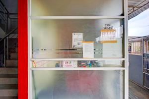 Pulauberayan DadapDancenter Pancing Near Universitas Negeri Medan UNIMED Formerly Nadira Homestay的冰箱门以红色和白色打开