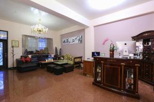 sala de estar con sofá y mesa en Mozhu Homestay, en Hualien City