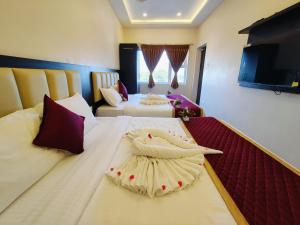 Postel nebo postele na pokoji v ubytování Hotel Sri Kanthan Residency