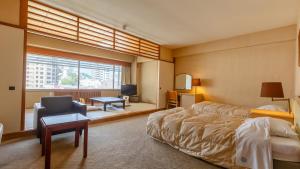 Postel nebo postele na pokoji v ubytování Atami New Fujiya Hotel