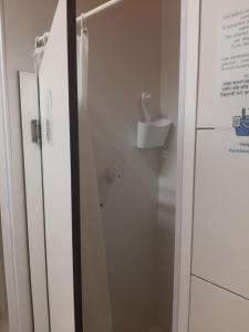 - szklane drzwi do prysznica w łazience z umywalką w obiekcie Santander Central Hostel w mieście Santander +37 zdjęć
