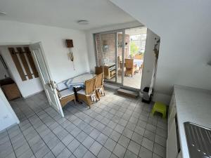 a kitchen with a table and chairs in a room at Großzügig in Rheine Eschendorf in Rheine +20 photos