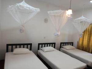 Postel nebo postele na pokoji v ubytování Kandy Twin Hostel
