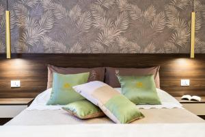 un dormitorio con una cama con dos almohadas en U Principi Luxury Holidays, en Castiglione di Sicilia