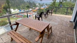 Μπαλκόνι ή βεράντα στο Luxury Glasshouse Villa In Yercaud +2 φωτογραφίες