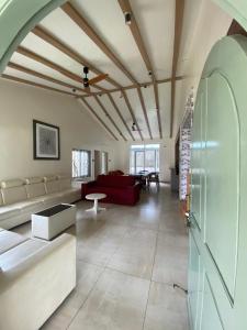 Χώρος καθιστικού στο Luxury Glasshouse Villa In Yercaud
