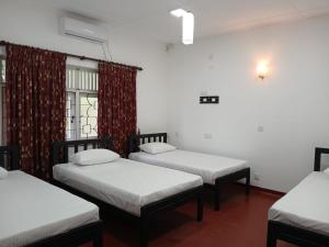 Letto o letti in una camera di Kandy Twin Hostel