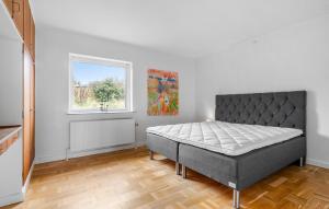 Awesome Home In Allinge With Wifi客房内的一张或多张床位