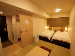 多美迎PREMIUM难波酒店客房内的一张或多张床位