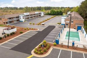 Bazén v ubytování Days Inn by Wyndham Weldon Roanoke Rapids nebo v jeho okolí