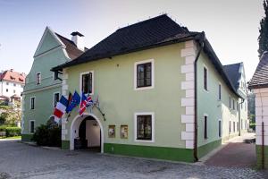 捷克克鲁姆洛夫Rožmberský dvůr的一面有旗帜的建筑