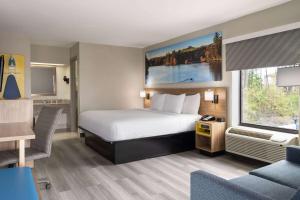 Postel nebo postele na pokoji v ubytování Days Inn by Wyndham Weldon Roanoke Rapids