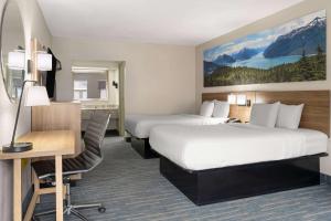 Postel nebo postele na pokoji v ubytování Days Inn by Wyndham Weldon Roanoke Rapids + 28 fotografií