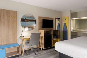 TV a/nebo společenská místnost v ubytování Days Inn by Wyndham Weldon Roanoke Rapids