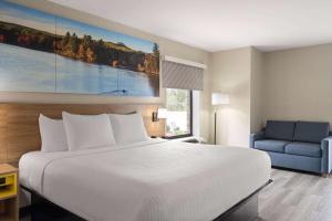 Postel nebo postele na pokoji v ubytování Days Inn by Wyndham Weldon Roanoke Rapids