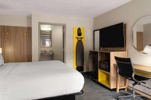 TV a/nebo společenská místnost v ubytování Days Inn by Wyndham Weldon Roanoke Rapids