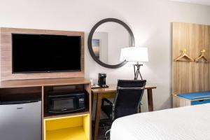 TV a/nebo společenská místnost v ubytování Days Inn by Wyndham Ardmore