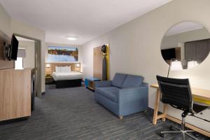 TV a/nebo společenská místnost v ubytování Days Inn by Wyndham Weldon Roanoke Rapids