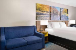 Postel nebo postele na pokoji v ubytování Days Inn by Wyndham Ardmore