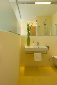 Ett badrum på Hotel Alpenrose Ebnit